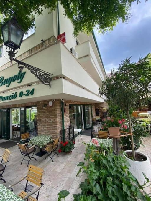 Bumblebee Apartment With Ac Budapest Ngoại thất bức ảnh