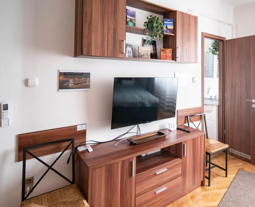 Bumblebee Apartment With Ac Budapest Ngoại thất bức ảnh